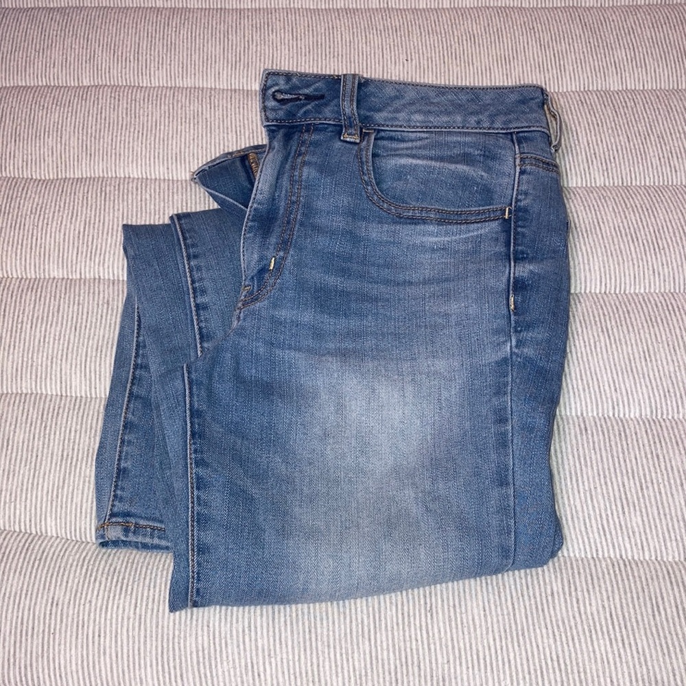 American Eagle Light Wash High Riss Skinny Jeans